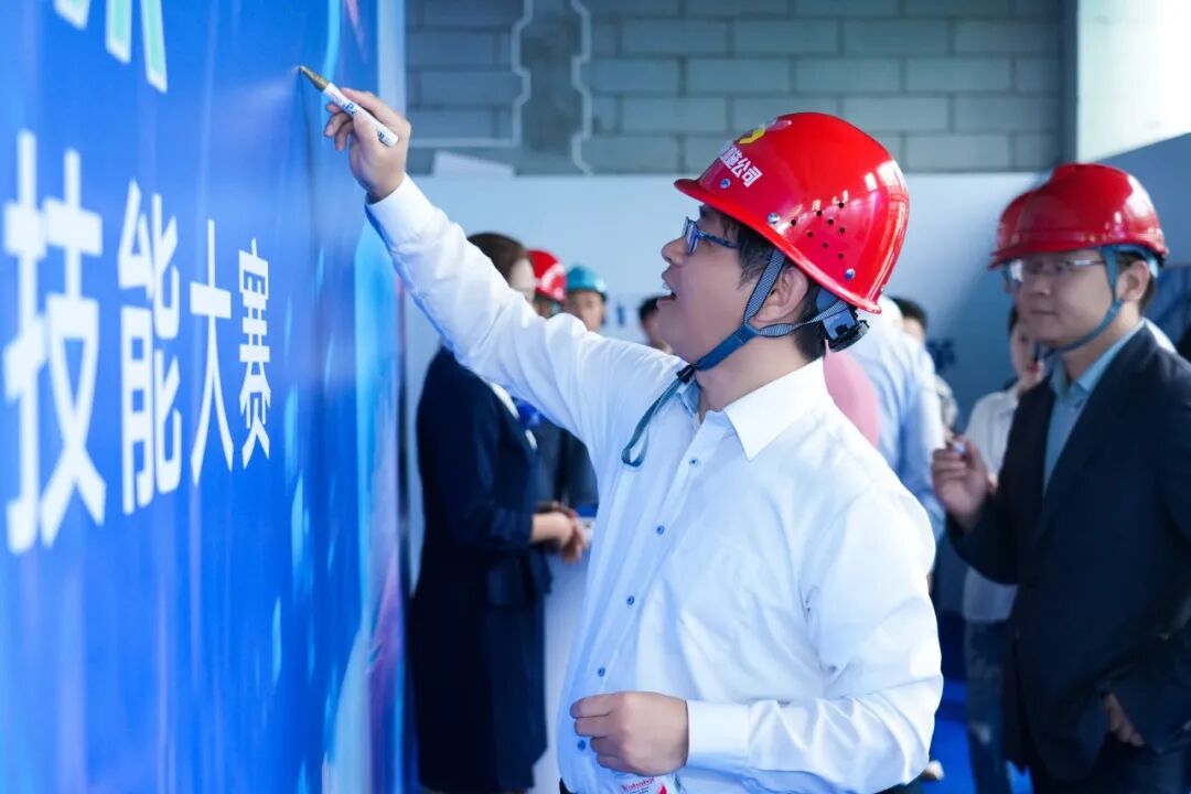 抹灰机器人vs传统人工：江西建工“CA88机器人&匠心手艺人技能大赛”在南京举行(图2)